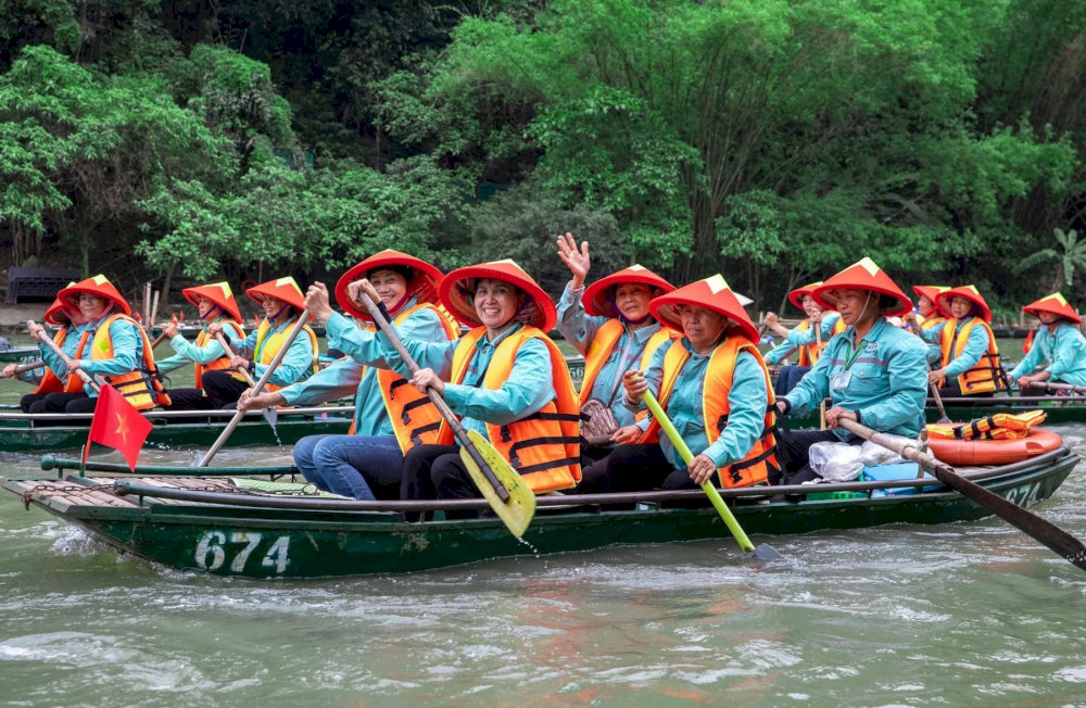 Taking a boat ride to admire the scenery is an unmissable experience when visiting Trang An Ninh Binh